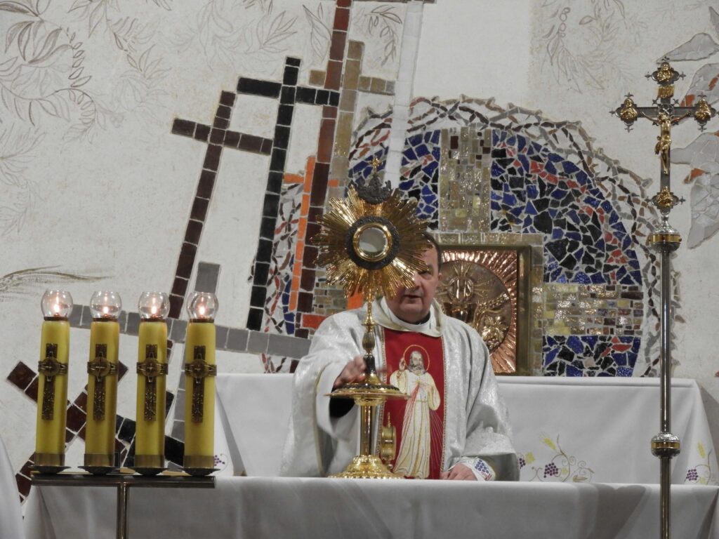 Ksiądz przy ołtarzu