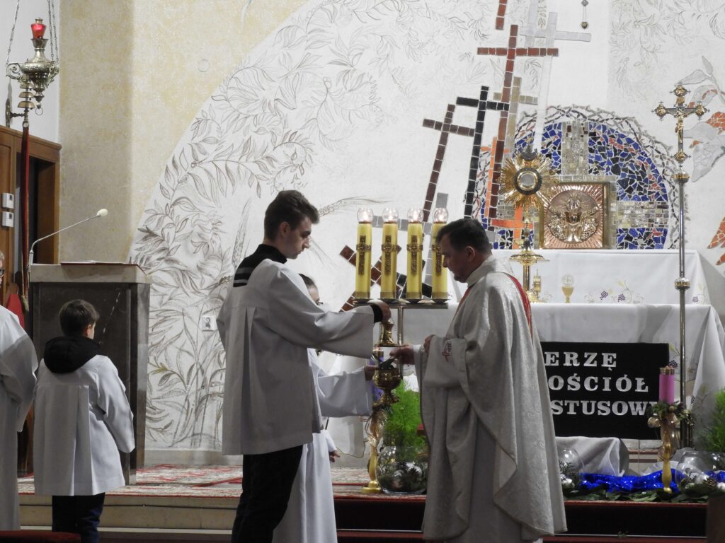 Ksiądz rozdający Komunię Świętą