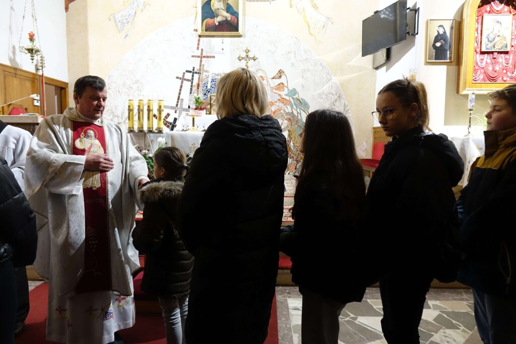 Parafianie oczekujący na błogosławieństwo