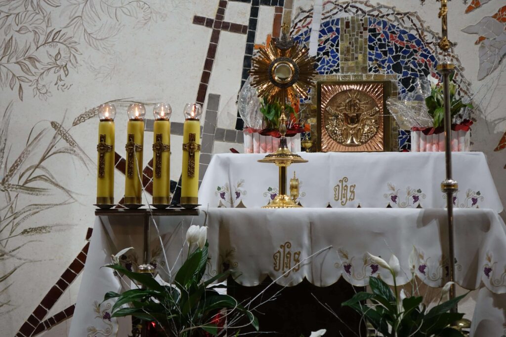 Główny Ołtarz z Monstrancją
