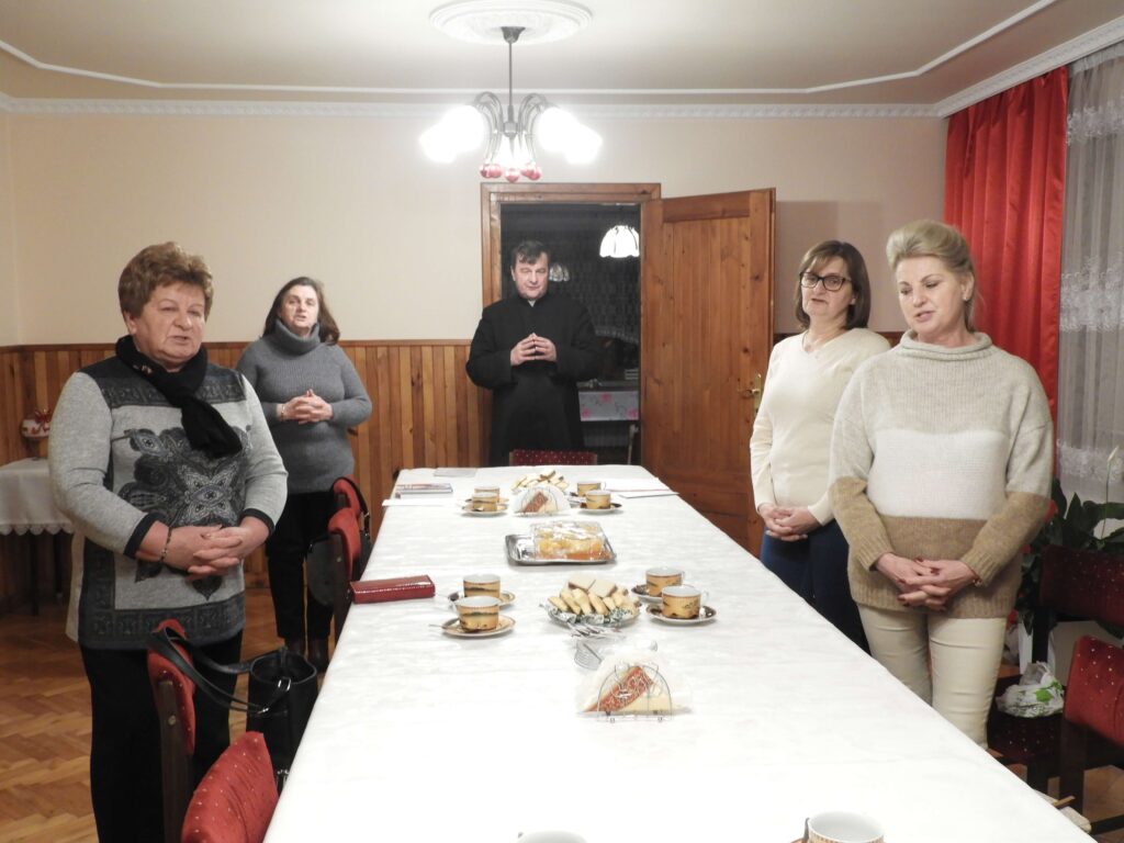 Ksiądz oraz członkowie akcji katolickiej