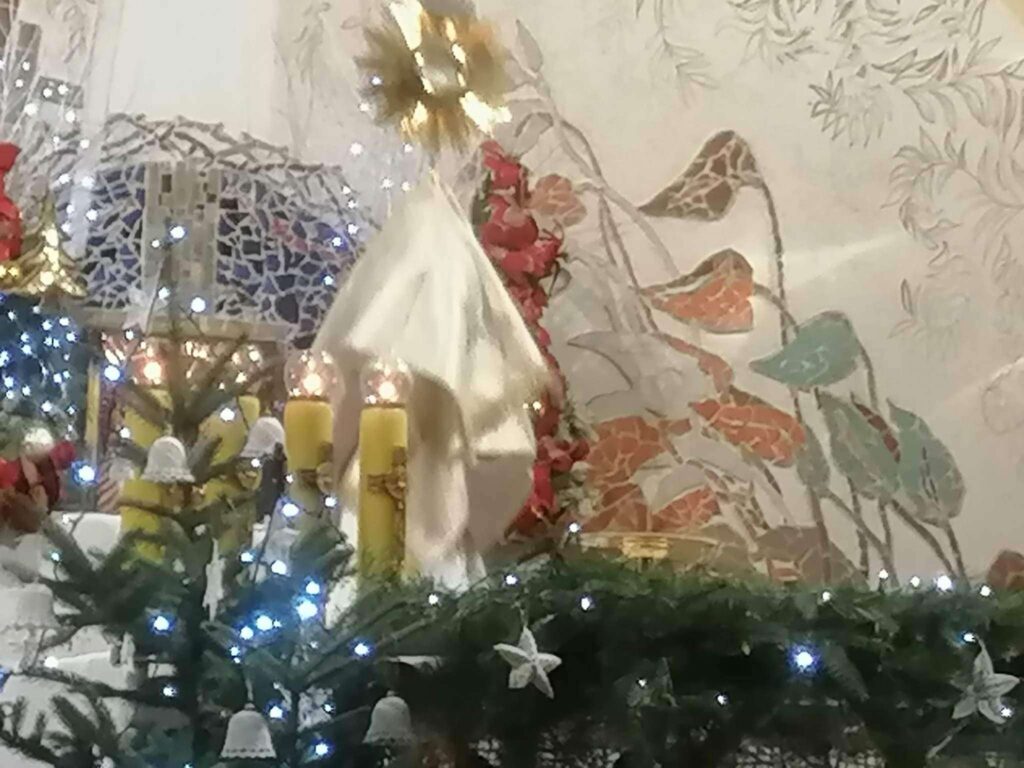 Ksiądz trzymający monstrancję