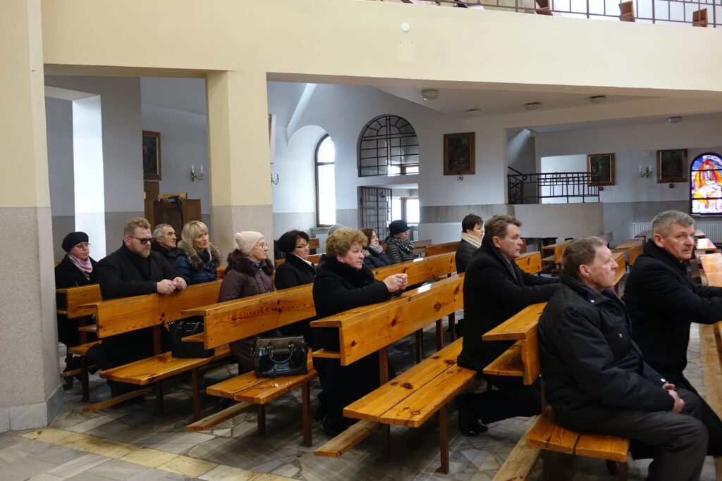 Parafianie podczas pogrzebu