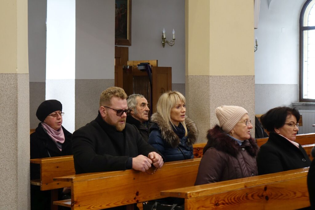 Parafianie podczas pogrzebu