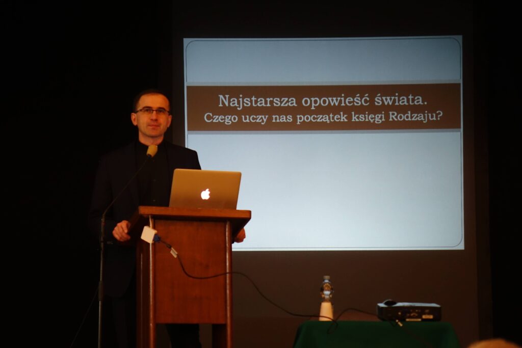 Ksiądz podczas wykładów