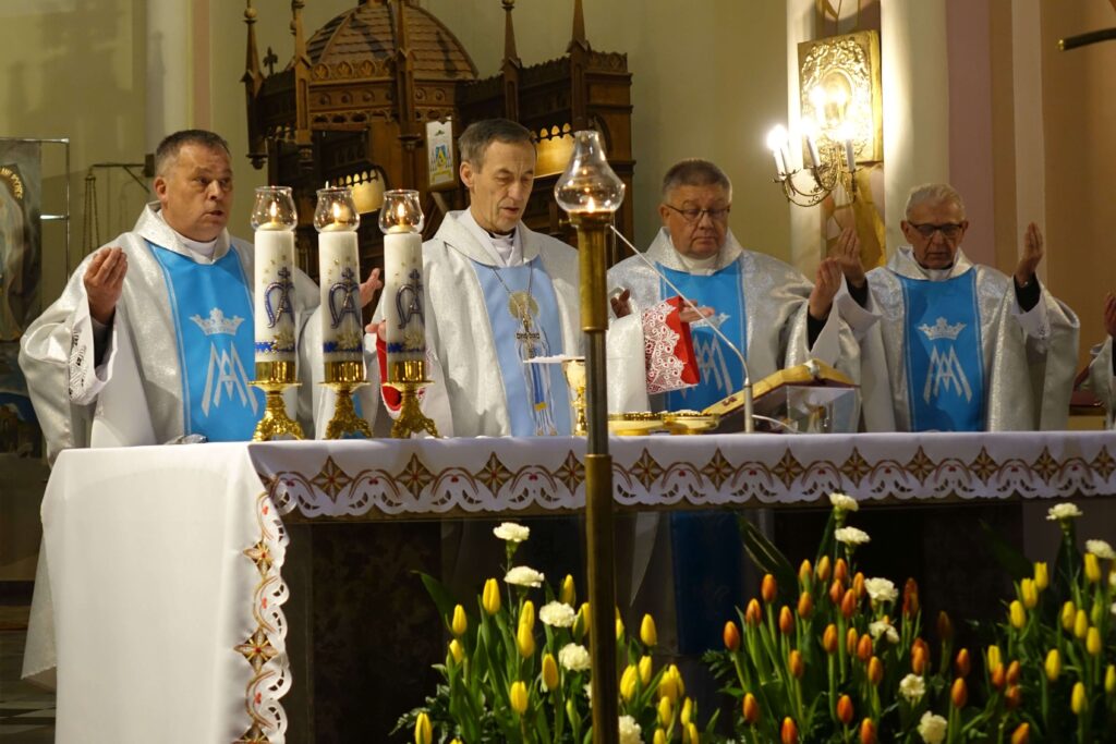 Kapłani przy ołtarzu głównym 