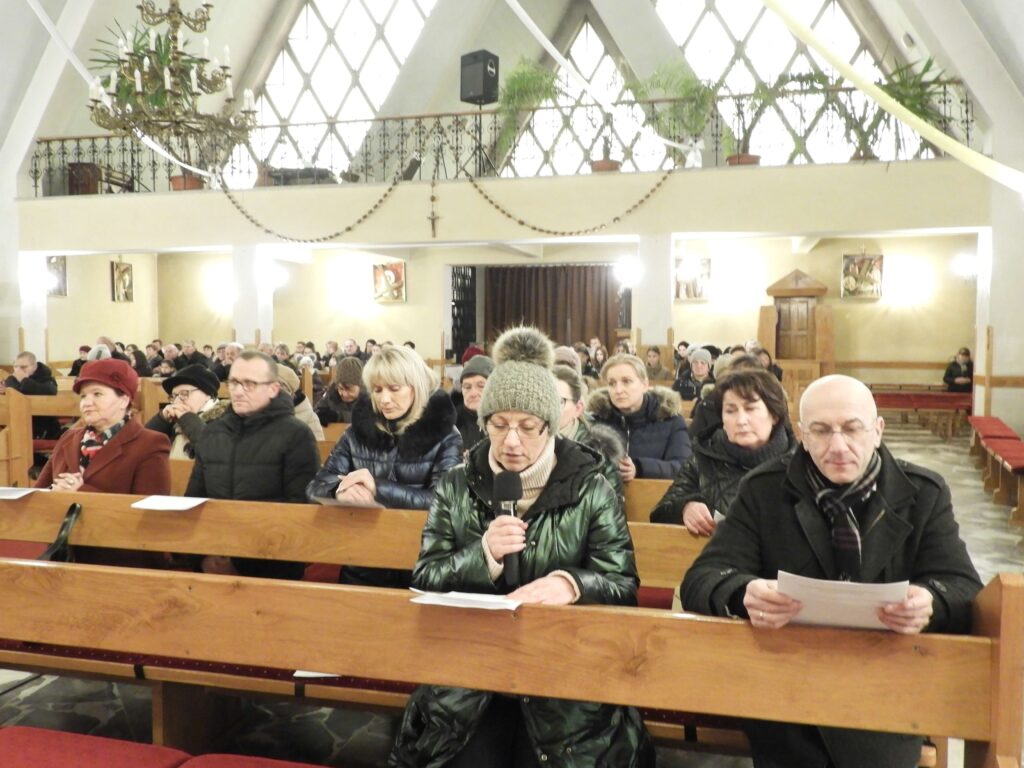 Modlący się parafianie