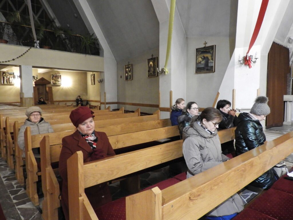 Modlący się parafianie