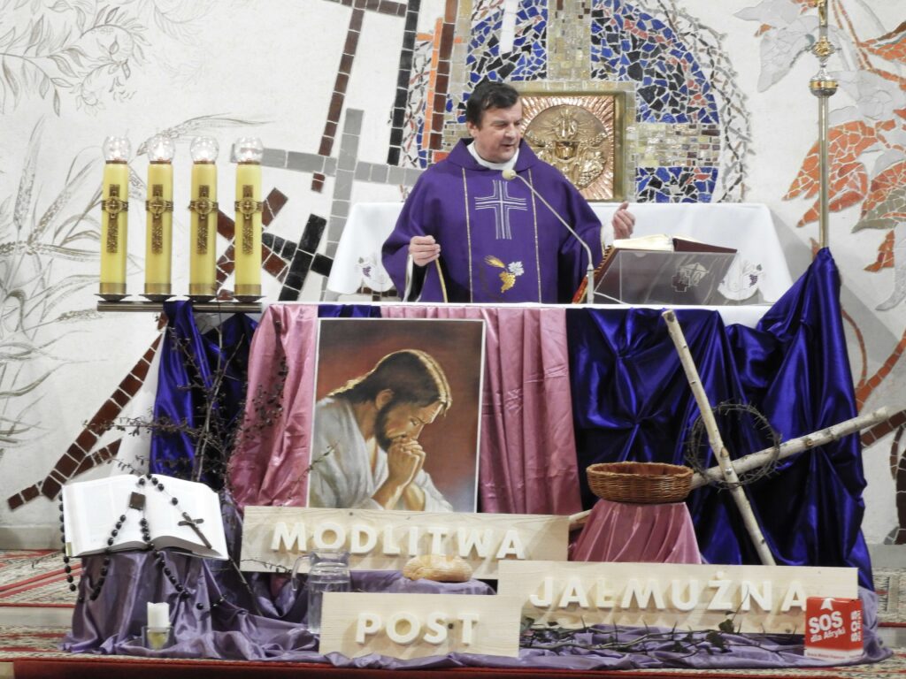 Ksiądz odprawiający Mszę Świętą