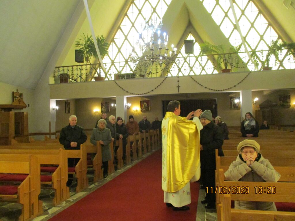 Kapłan udzielający błogosławieństwa 
