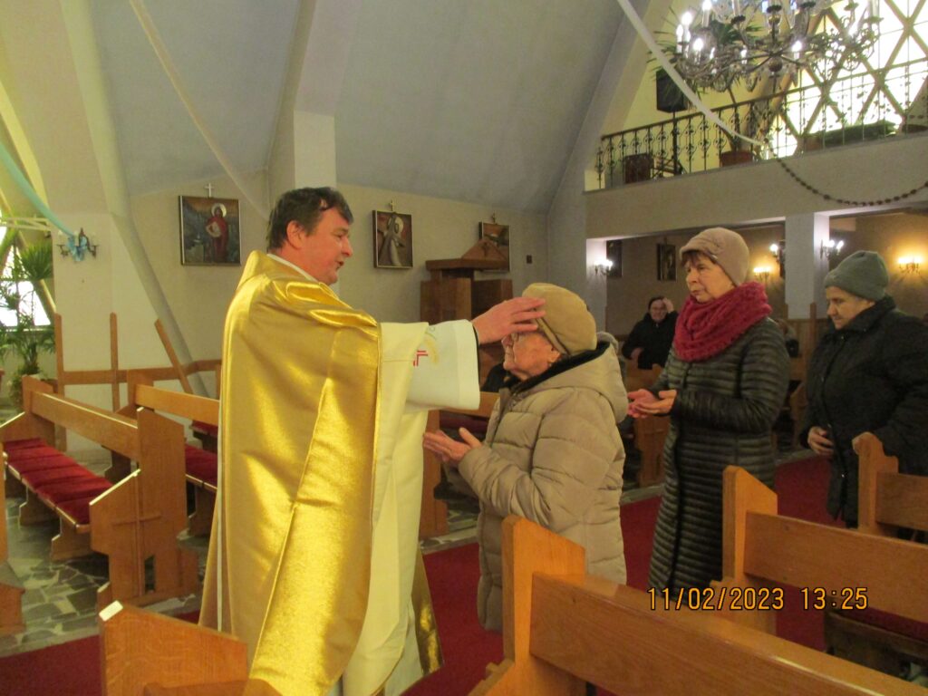 Kapłan błogosławiący chorych 