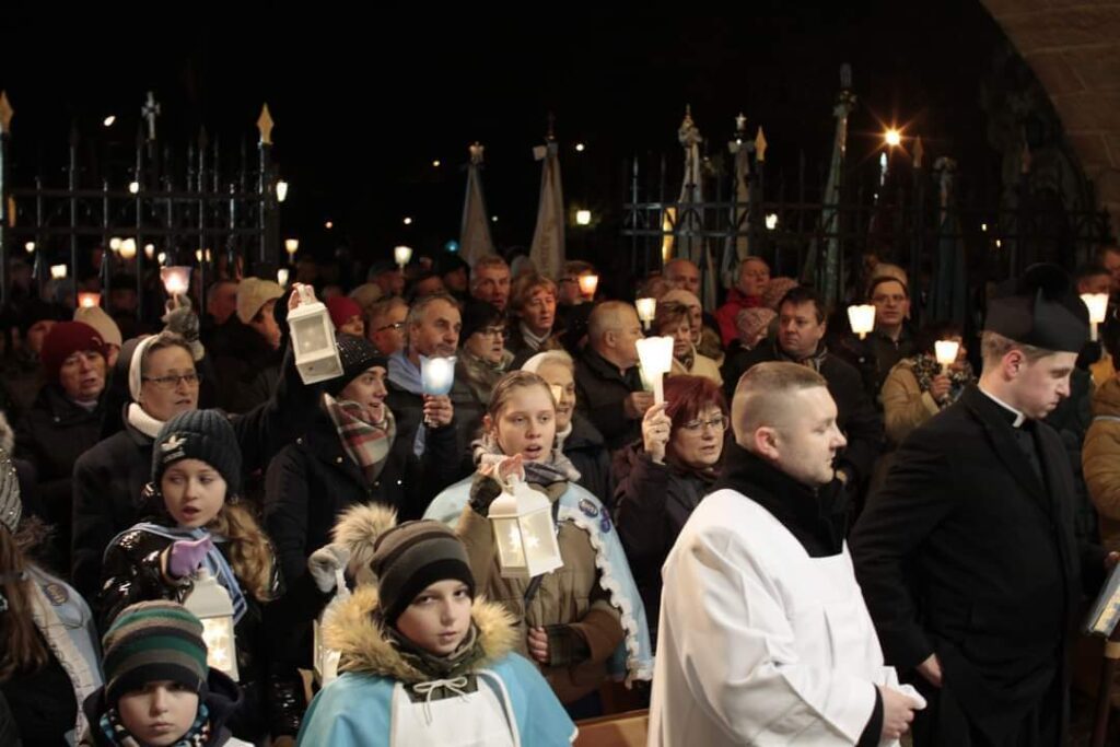Parafianie w kościele 