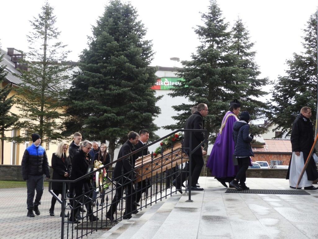Orszak pogrzebowy przed wejściem do Kościoła