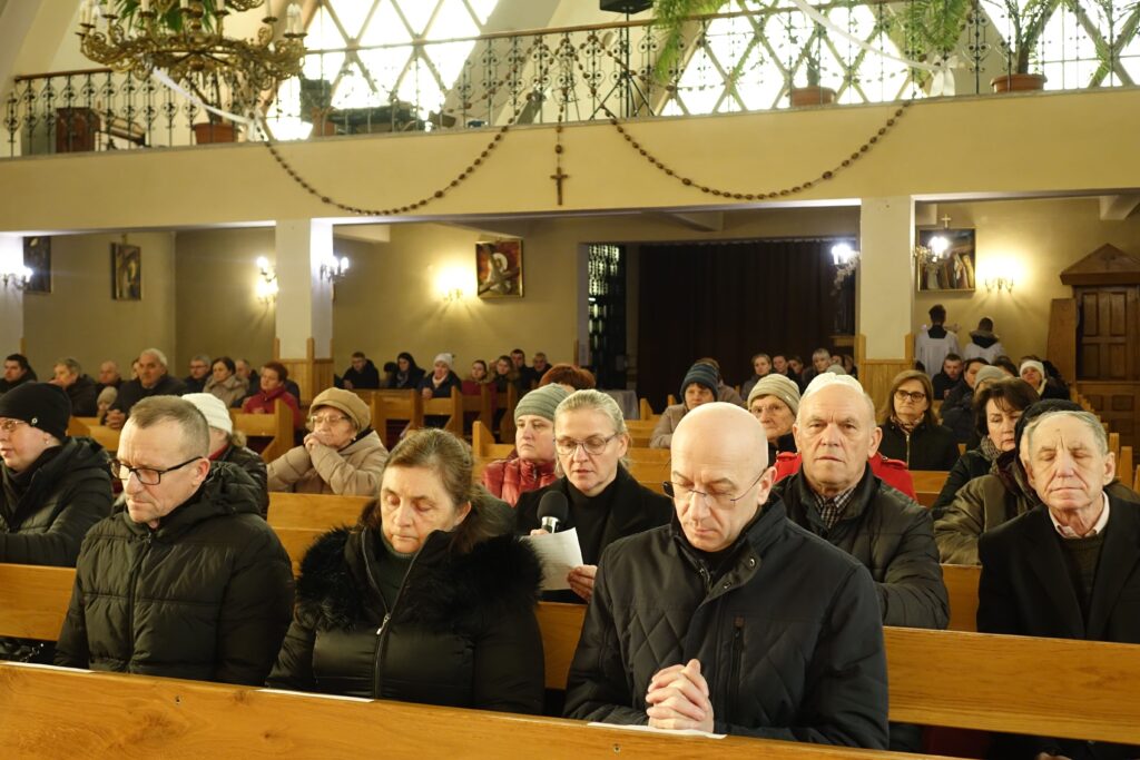 Parafianie klęczący podczas Drogi Krzyżowej
