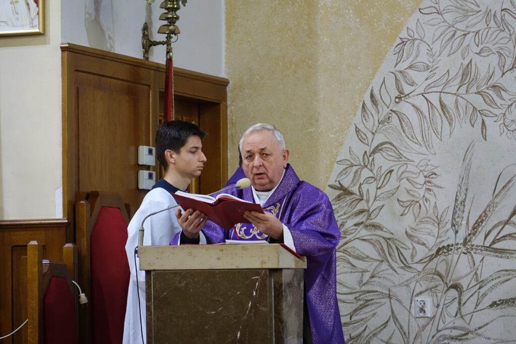 Ksiądz czytający Słowo Boże