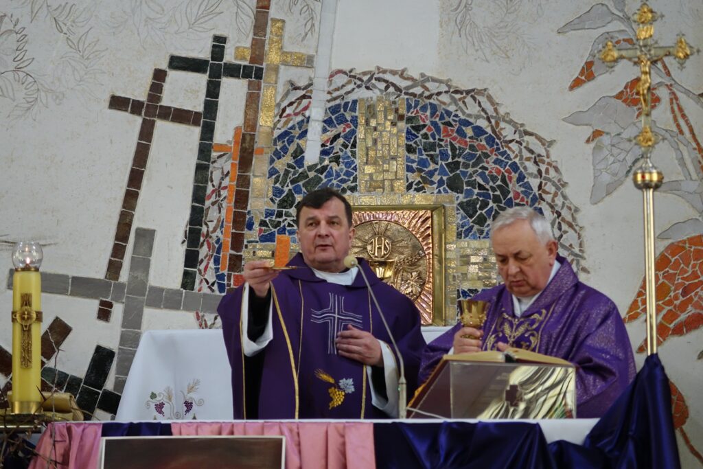 Księża stojący przy ołtarzu