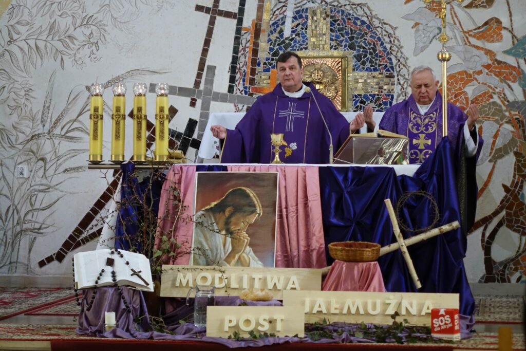 Księża odprawiający Mszę Święta