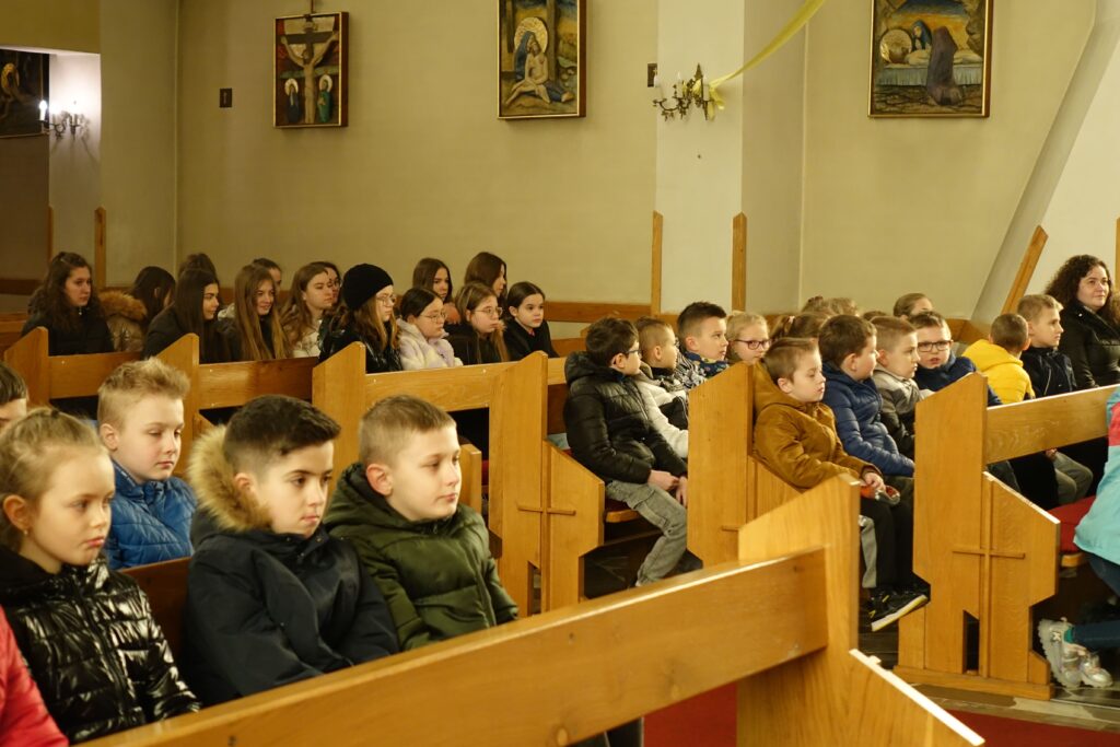 Dzieci podczas mszy