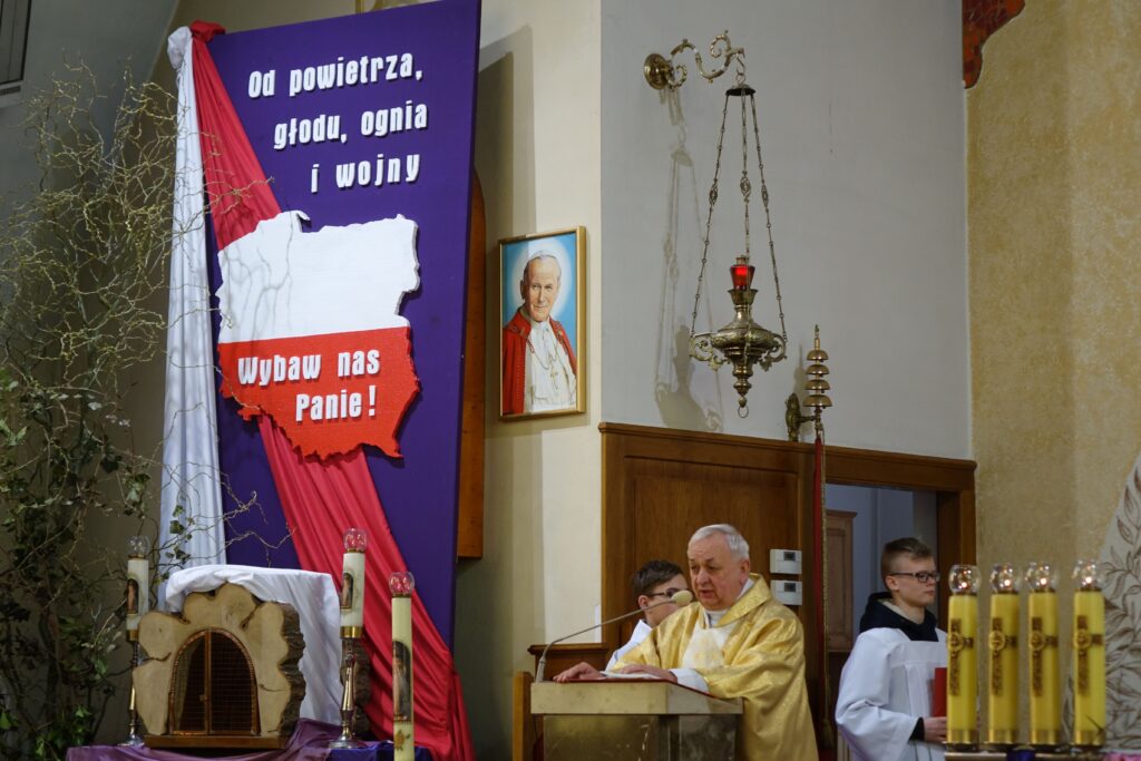 Ksiądz na ambonie