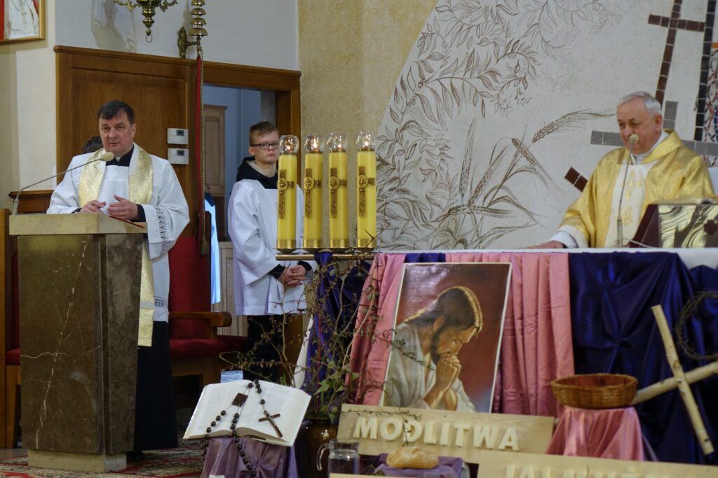 Ksiądz odprawiający msze