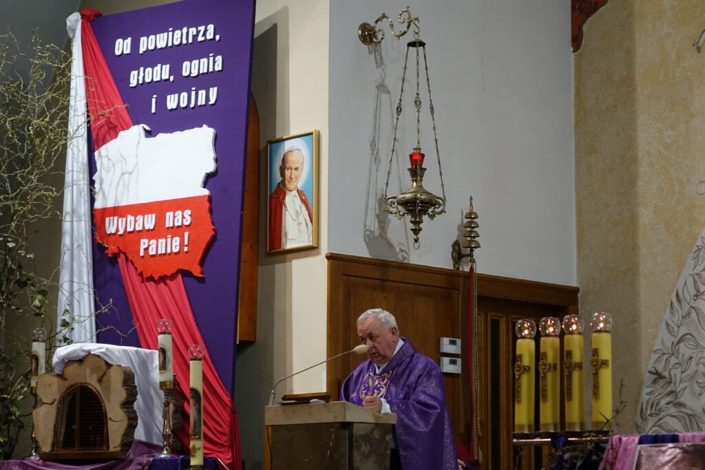 Ksiądz na ambonie