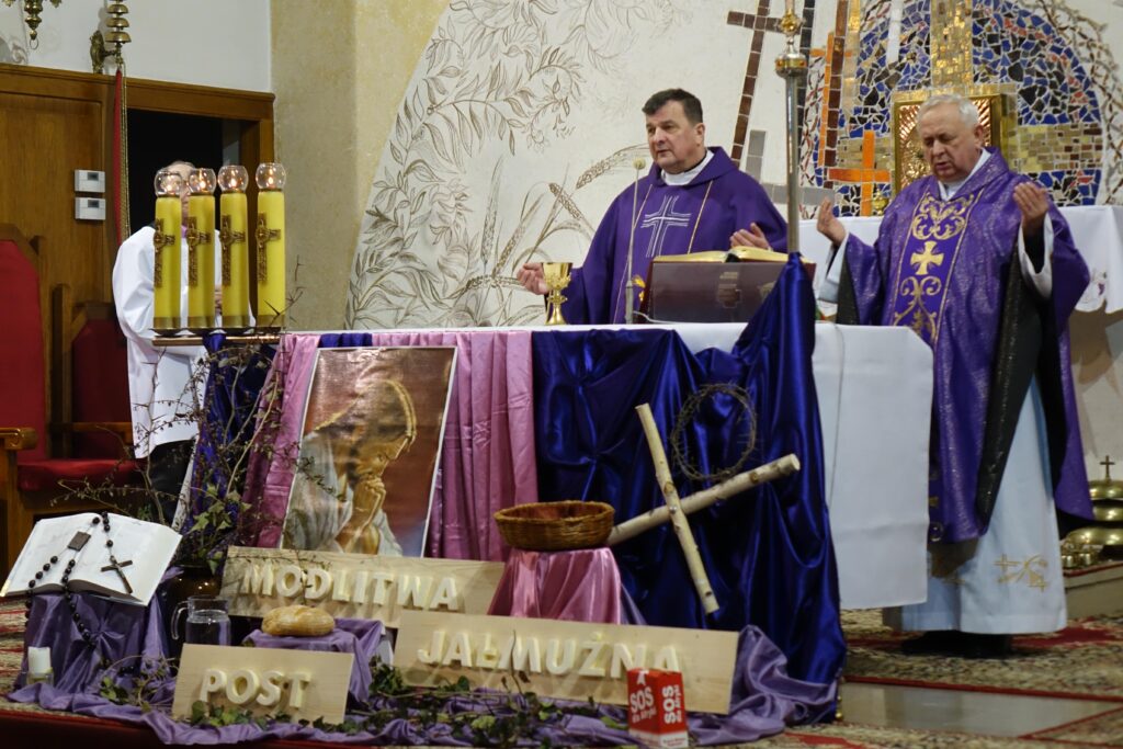 Dwóch księży przed ołtarzem