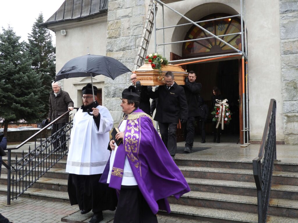 Orszak pogrzebowy wychodzący z kościoła 