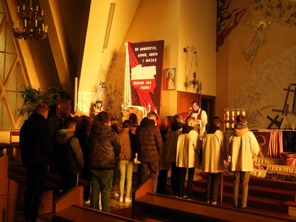 Młodzież odprawiająca Drogę Krzyżową