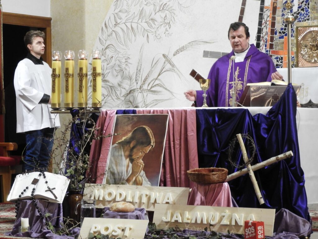 Ksiądz przy Ołtarzu